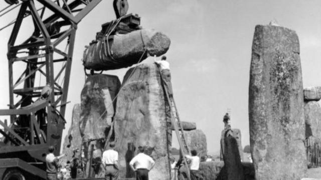 1958年考古工作从巨石内取出一根长达一米的柱心