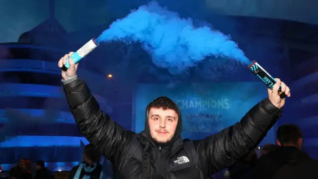 Фаны "Манчестер Сити" празднуют победу