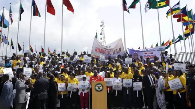 Gomina Abọde atawọn eeyan n rin irin ẹyẹ pẹlu patako alakọle lorisirisi lọwọ wọn