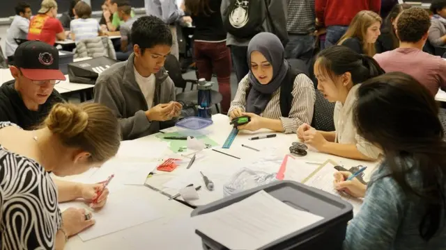 مجموعة من الشبان والشابات أثناء نشاط تعليمي