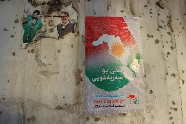 Farklı dillerde referandumda evet oyu verme çağrısı yapan yeni bir afiş ve İbrahim Tatlıses resminin göründüğü eski bir afiş