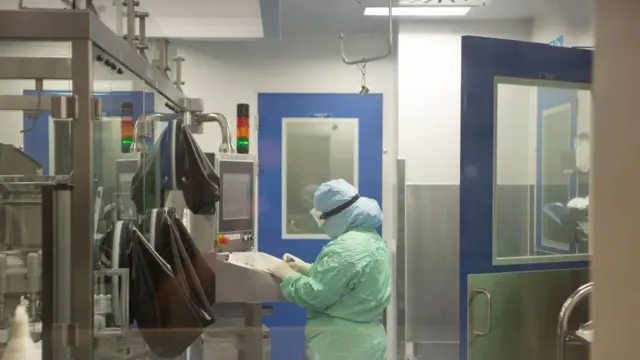 Le vice-président de l'Afrique du Sud visite les installations de Biovac