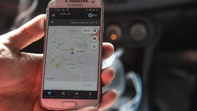 Екран телефону з додатком Uber, що показує мапу Каїра
