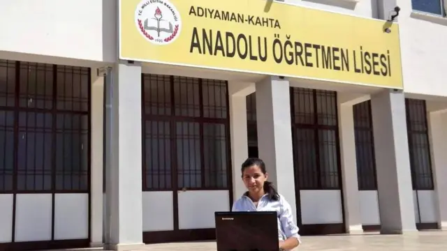 Melek Aslan'ın lise yıllarından bir fotoğraf