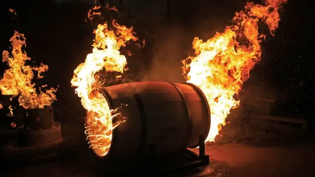 కాలుతున్న ఓక్ బ్యారెల్స్