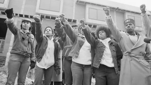 Miembros de MOVE con el puño en alto en Filadelfia