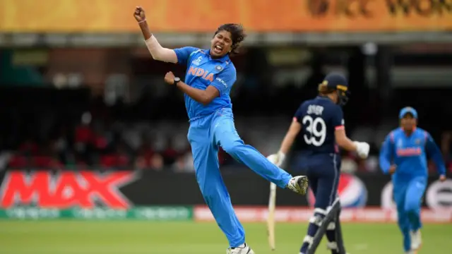 துல்லியமாக பந்துவீசிய ஜுலன் கோஸ்வாமி