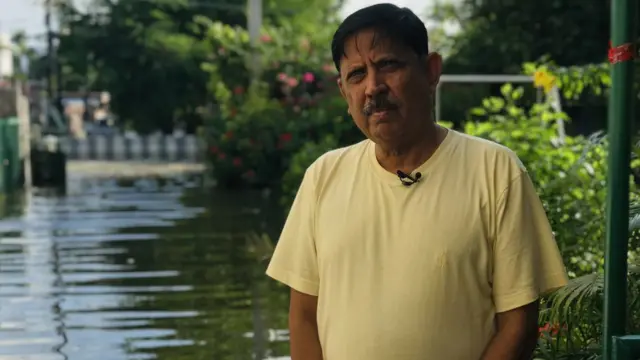 ब्रिगेडियर आसिफ़ हुसैन के घर में घुटनों तक पानी भरा है