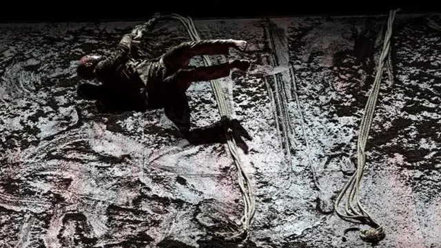 اکرم خان رقصنده و طراح رقص بریتانیایی بنگلادشی تبار، "زنوس" را به عنوان آخرین رقص یکنفره‌اش ارائه کرد