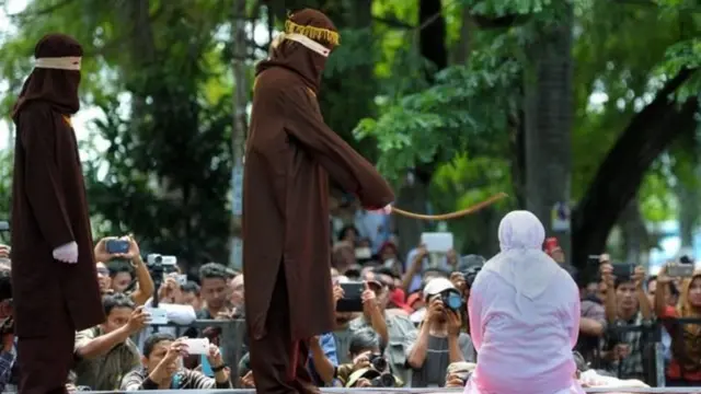 2017இல், தனது காதலர் அல்லாத ஒரு ஆணுடன் நேரம் கழித்தற்காக இந்த பெண்ணுக்கு பிரம்படி கொடுக்கப்பட்டது.