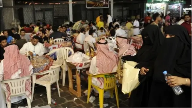 সৌদি আরবে রেস্টুরেন্টে নারী-পুরুষের এক সঙ্গে বসার ওপর আছে অনেক বিধিনিষেধ