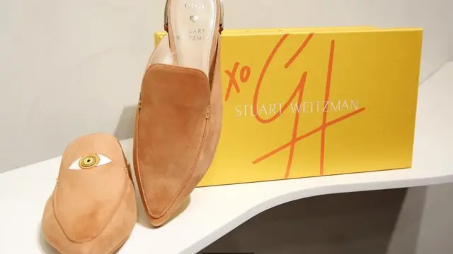 أحذية نُقش عليه رمز العين أطلقت عليه اسم "أي لاف"