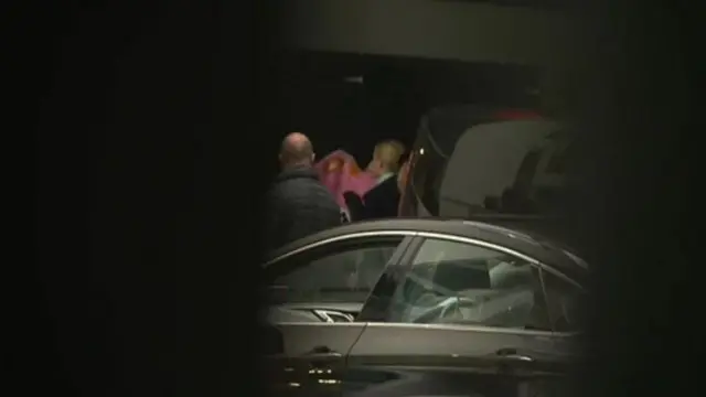 سمېت او تی ردونکی ماشوم یې تېره یکشنبه ډبلن هوايي ډګر ته د ایرلنډي ځواکونو په ملګرتیا په یوه ترکۍ الوتکه کې یووړل شوه.