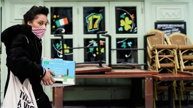 导致新冠病例的SARS-CoV-2被认为可以在坚硬物体表面存活很长时间，比在硬纸板等材料上存活的时间还长。