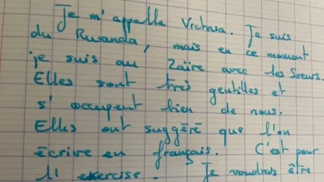 Un extrait d'une des lettres de Victoria ecrite en turquoise sur une page de papier quadrille