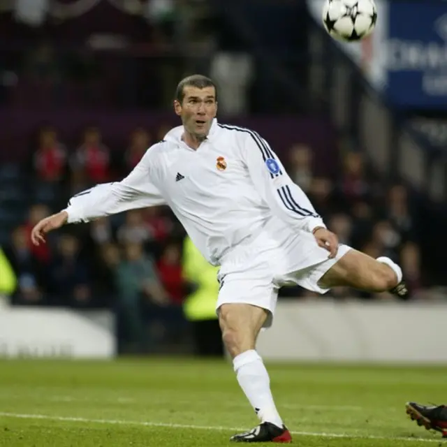 Zidane anota el gol en la final de Glasgow