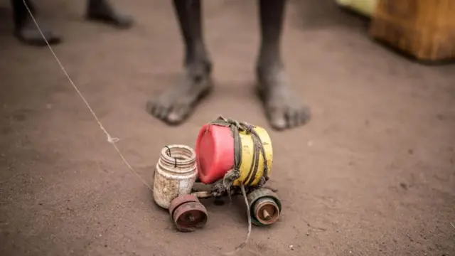 Dečak se igra sa igračkom automobila u kampu Rino u Ugandi