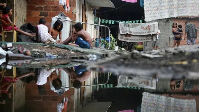 Personas pobres en una favela de Brasil