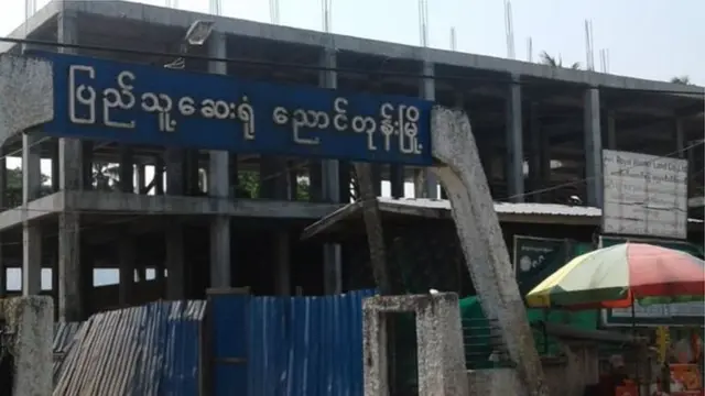 မြို့က မြစ်ထက်နိမ့်နေတဲ့ အနေအထားရှိတာကြောင့် မြို့ကို တာနဲ့ ပတ်ကာ ကာရံထားရတာဖြစ်ပါတယ်။