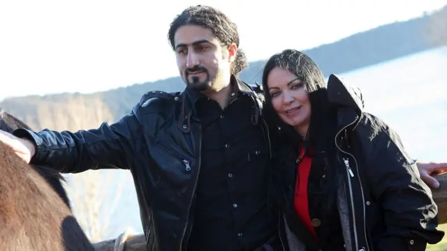 उमर बिन लादेन और उनकी पत्नी जेंस फेलिक्स ब्राउन