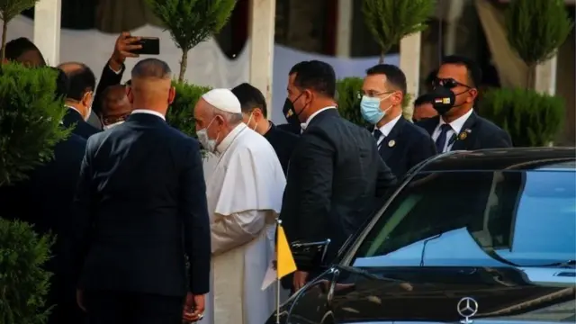 پاپ فرانسیس در حال ورود به جلسه روز شنبه با آیت‌الله سیستانی؛ خبرنگاران اجازه حضور در این دیدار را ندارند