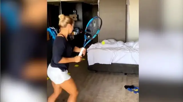 澳網公開賽比賽球員在旅館房間裏面練球