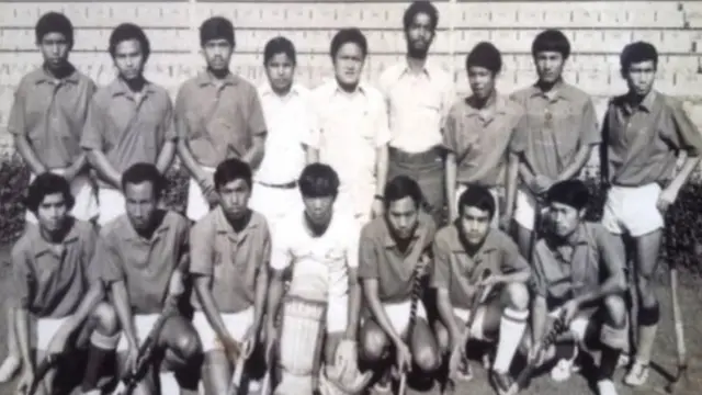 1976માં કટકમાં આયોજિત નેશનલ ચૅમ્પિયનશિપમાં ભાગ લેનર પ્રથમ મણિપુરી હૉકી ટીમ