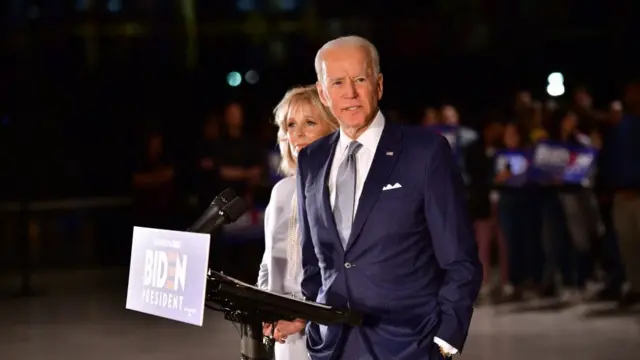 Ứng cử viên Joe Biden tiếp xúc với báo giới và một nhóm nhỏ người ủng hộ với phu nhân, bác sĩ Jill Biden, hôm 10/3 tại Philadelphia, Pennsylvania