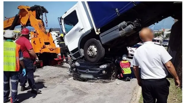 ከባዱ መኪና ቀላሉን መኪና ተጭኖታል