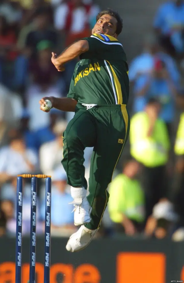 शोएब अख्तरचा तेव्हा जागतिक क्रिकेटमध्ये वेगळाच धाक होता.