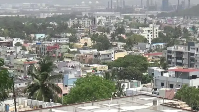 గాజువాక ప్రాంతంలో ఆధార్ కార్డులు, పాన్ కార్డులను డబ్బులిచ్చి తీసుకునే వారు తరచూ కనిపిస్తున్నారు.