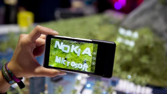 Después de una apuesta fallida con Nokia, Microsoft optó por abandonar el mercado de los teléfonos inteligentes.