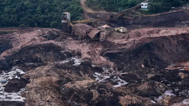 Lama invadiu o início da estrada por onde Ana Paula estava descendo com o caminhão (à esquerda) e destruiu parte da infraestrutura da Vale localizada ali