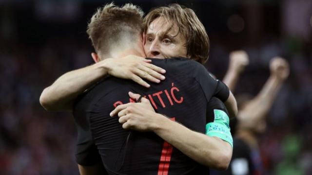 Luka Modric e Ivan Rakitic comemorando vitória contra a Inglaterra, chegando à final da Copa da Rússia