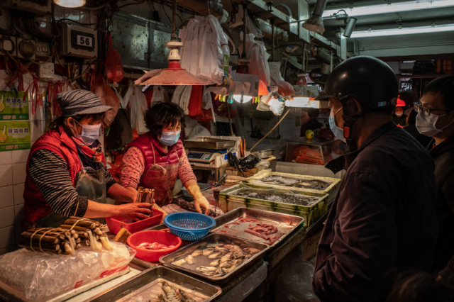 湿货市场在亚洲等地区非常常见，这里不一定售卖野生动物，但潮湿杂乱的环境容易成为病毒的"扩大器"。