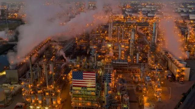 Imagem aérea da refinaria da petrolífera Marathon,jogos que realmente dá dinheiro de verdadeLos Angeles, a maior produtorajogos que realmente dá dinheiro de verdadegasolina da Califórnia