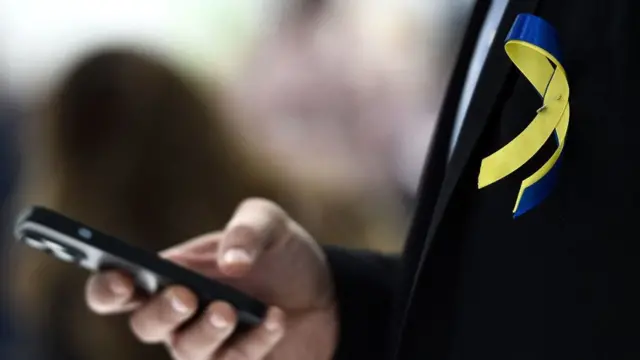 Un hombre con un teléfono