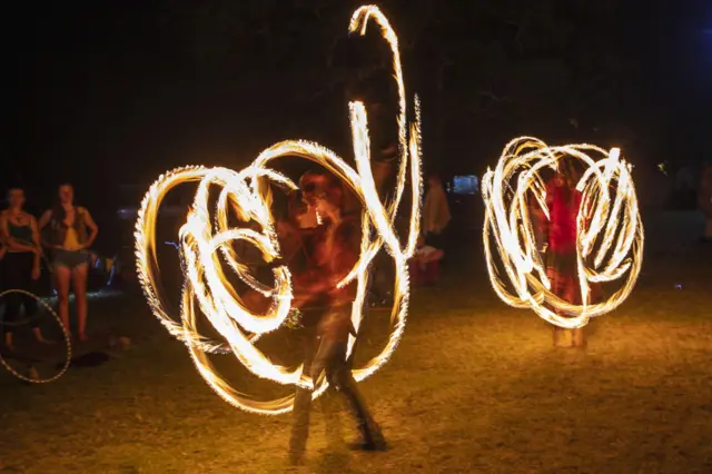 A wannan lokaci a Afirka ta Kudu, mawaka ma ba a bar su a baya ba wajen wasa da tartsatsin wuta yayin bikin AfricaGrow.