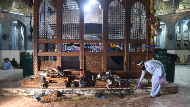 ضريح شاهباز قلندر حيث وقع الهجوم الانتحاري وخلف 72 قتيلا