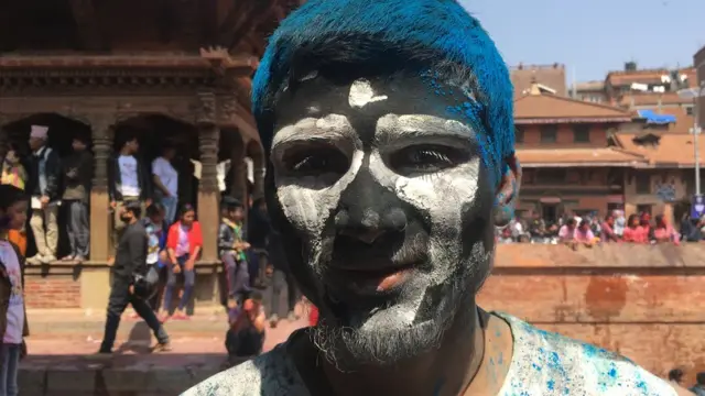 मुखमा रंग दलेका युवा