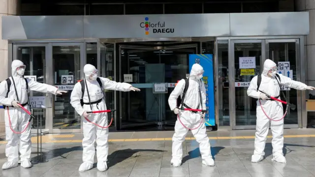 ဒေဂူးမြို့တော်ခမ်းမရှေ့မှာ ရောဂါကာကွယ်ရေး ဝတ်စုံ အပြည့်နဲ့ စစ်သားတွေ ပိုးသတ်ဆေးဖြန်းနေ