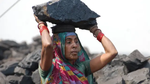 An Indian coal loader works during International Women's Day at Jharia Coalfield in Dhanbad in the eastern Indian state of Jharkhand on March 8, 2018. / AFP PHOTO