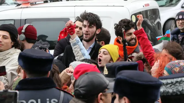 Участники акции выкрикивают лозунги