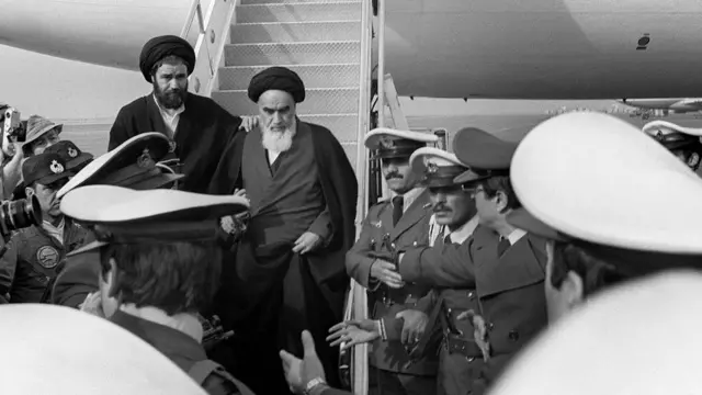 Ayatolá Jomeini regresa de su exilio en Francia.