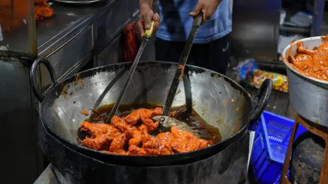 ভারতে রাস্তার ধারে যেসব মুখরোচক খাবার বিক্রি হয়, তার বেশিরভাগই ডুবো তেলে ভাজা