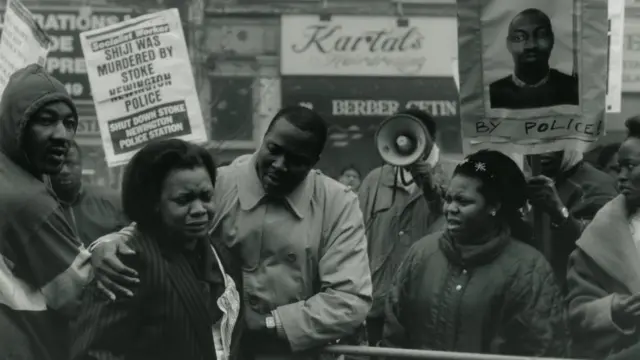 رافق فَيرَو احتجاجات الأهالي ووثقها في فيلمه على مدى عقد كامل