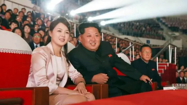 북한 김정은 국무위원장이 부인 리설주와 함께 모란봉악단의 공연을 관람하고 있다