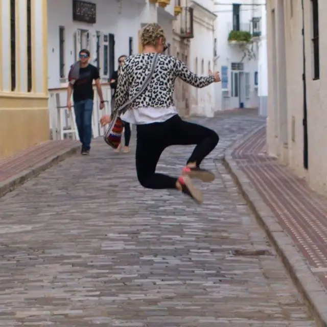 Kristina dando un salto en la calle