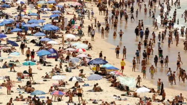 સિડનીના બોદી કિનારે ગરમી માણી રહેલાં લોકોની તસવીર