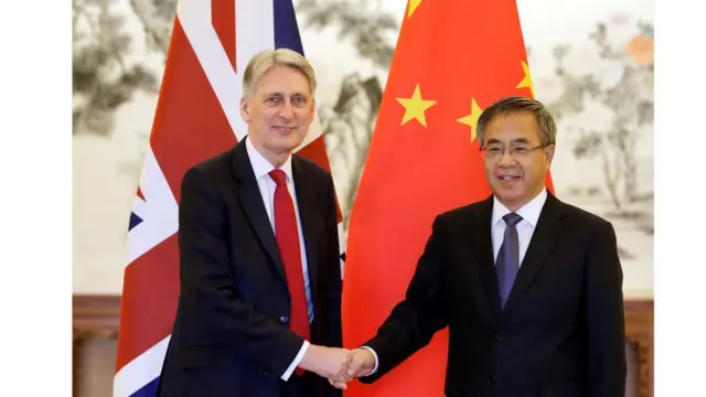 هو چونهوا معاون نخست‌وزیر چین و فیلیپ هموند وزیر دارایی بریتانیا در پکن